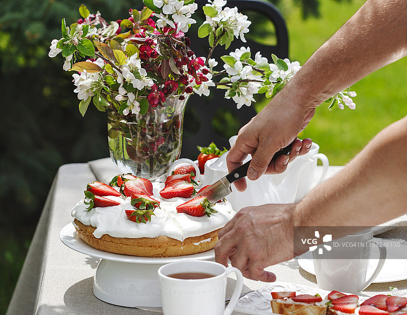 花园里有草莓蛋糕和茶。游园会。下午茶图片素材