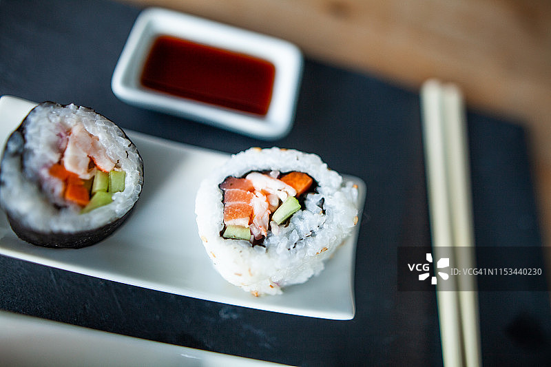 烹饪-日本餐，寿司和makis图片素材