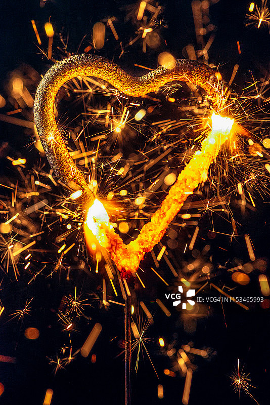 燃烧的爱-心形的火花图片素材