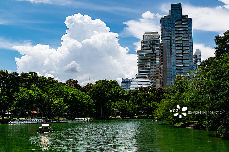 曼谷湖边的城市建筑图片素材