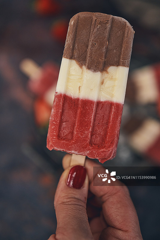 草莓，巧克力，酸奶冰淇淋棒图片素材