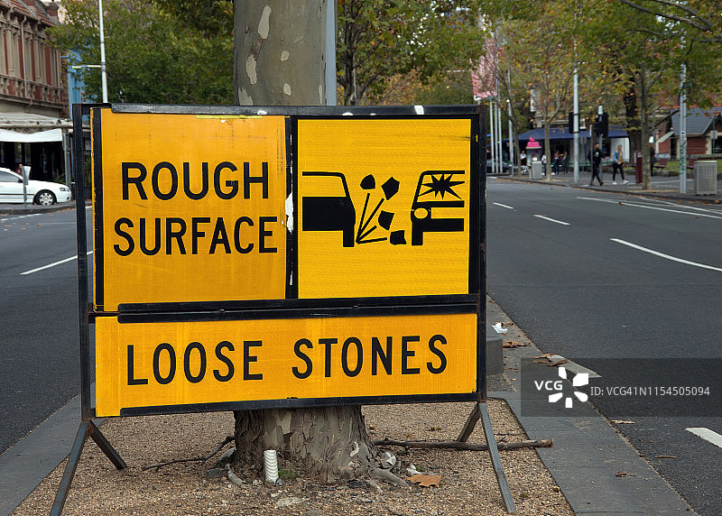 澳大利亚维多利亚州墨尔本市的“粗糙路面”和“松动的石头”交通警告标志图片素材