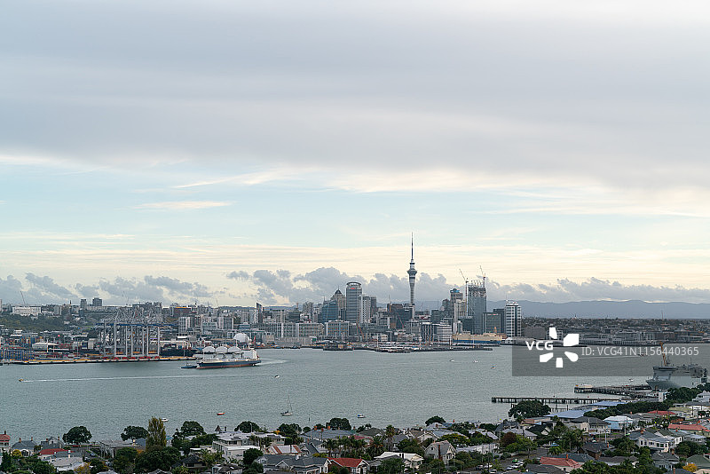 新西兰，奥克兰，天际线与天空塔在戏剧性的日落图片素材