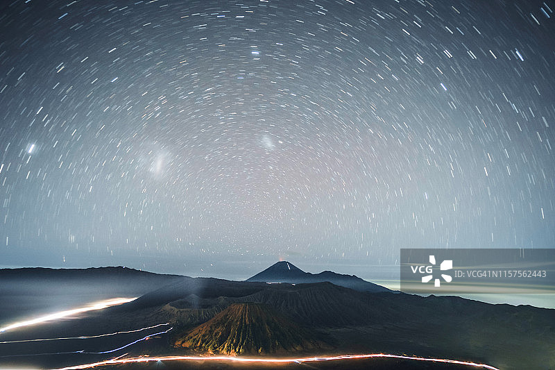 在印度尼西亚东爪哇岛的bromo火山的星迹图片素材