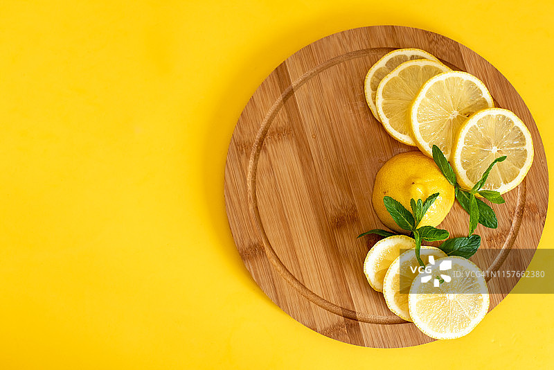 木板上放着切好的柠檬和柠檬皮，特写图片素材