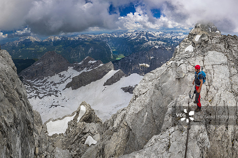攀登者在瓦茨曼的确保上观看Königssee-阿尔卑斯山图片素材