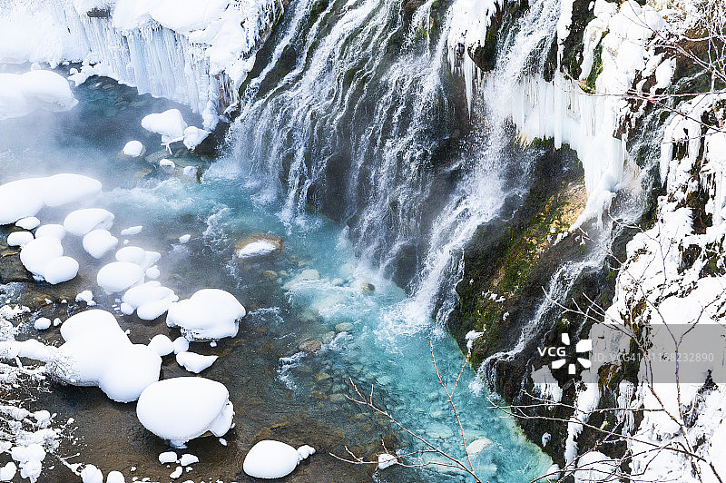 白hige瀑布在冬天的近景。也被称为“白胡子瀑布”，这瀑布般的水在盆地中变成了钴蓝色。图片素材