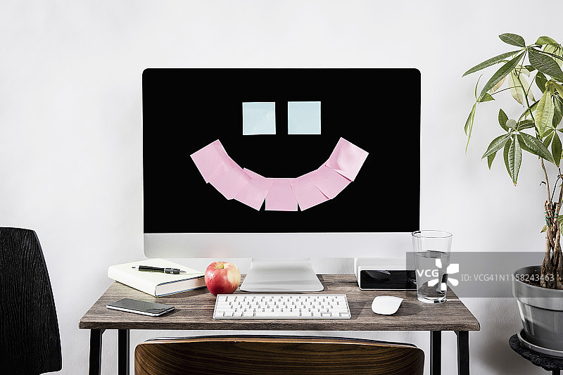 在电脑上形成笑脸的粘性便条图片素材
