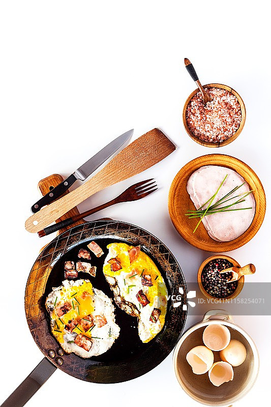 用钢锅煎火腿蛋。厨房工具。健康的早餐。蔬菜和煎蛋。图片素材