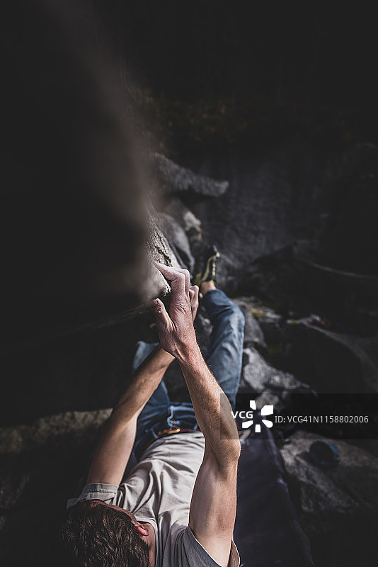攀登者在森林中抱石，斯阔米什，加拿大图片素材