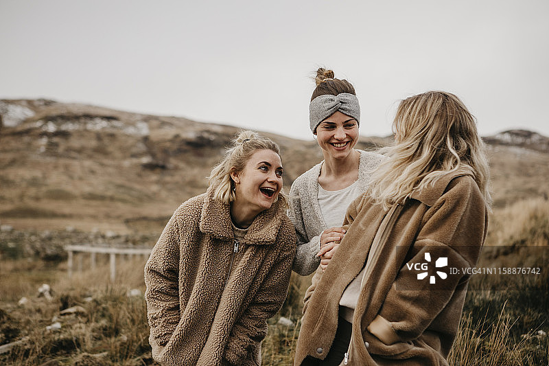 英国，苏格兰，乡村风景中的快乐女性朋友图片素材