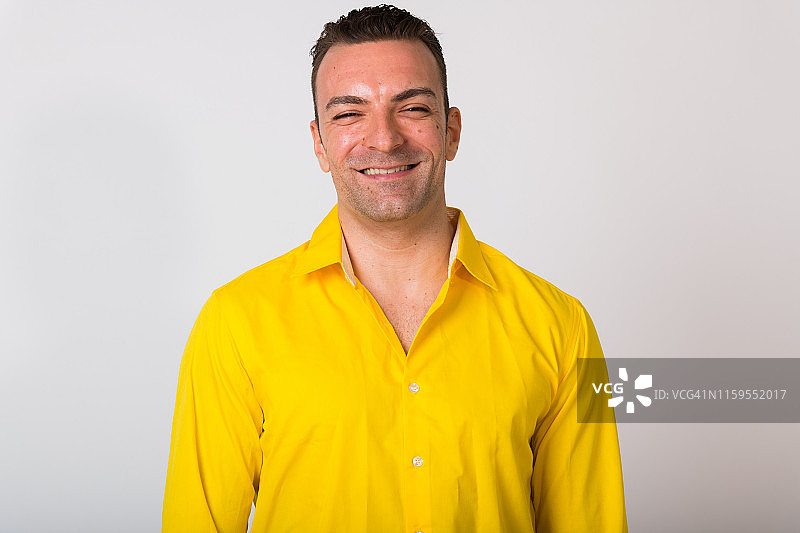 白色背景下穿黄色衬衫的男人的肖像图片素材
