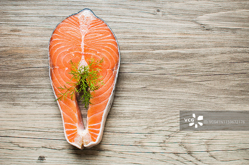 木桌上的生鲑鱼排配以莳萝图片素材