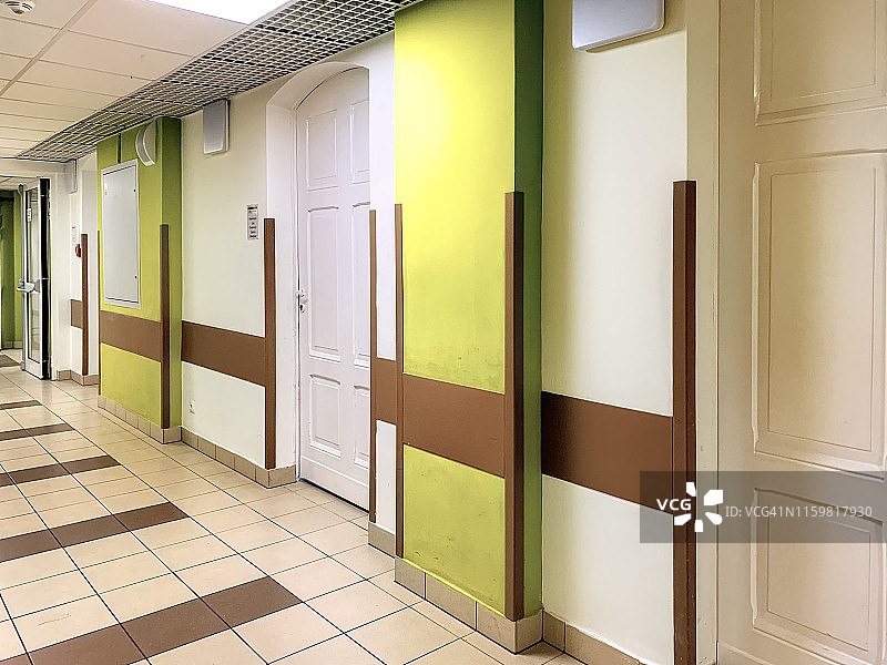 旧医院候诊室的走廊图片素材