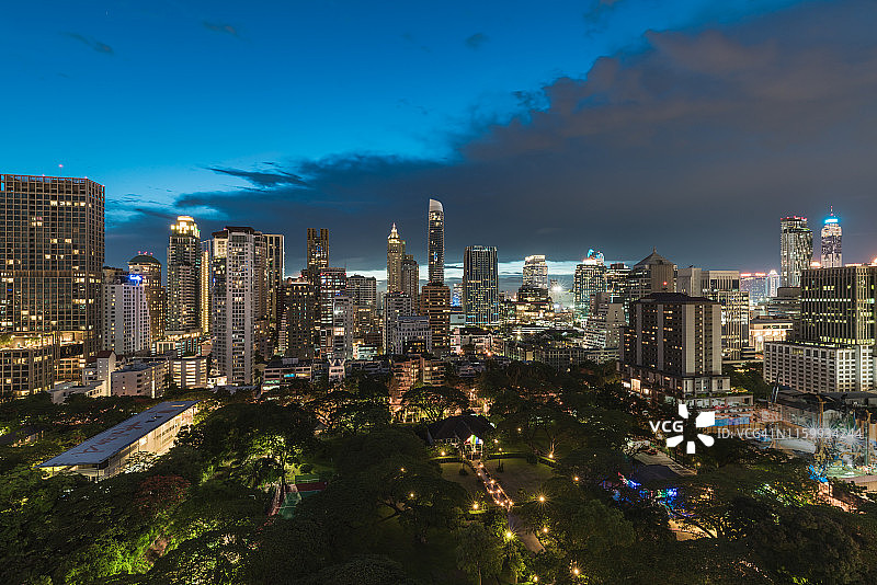 泰国曼谷的城市景观和天际线，蓝色时间的夜景图片素材