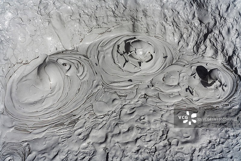 冒泡进取的热泥锅，火山口活火山上的地热田图片素材
