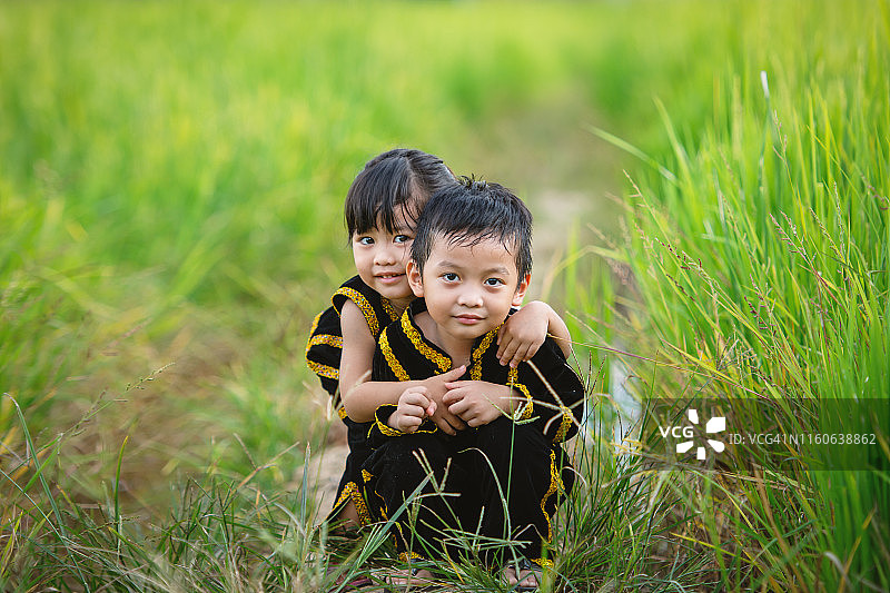 婆罗洲Kadazan Dusun民族传统服饰中的孩子们图片素材