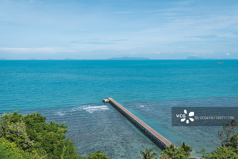 泰国苏梅岛热带海滩海景，木桥入海图片素材