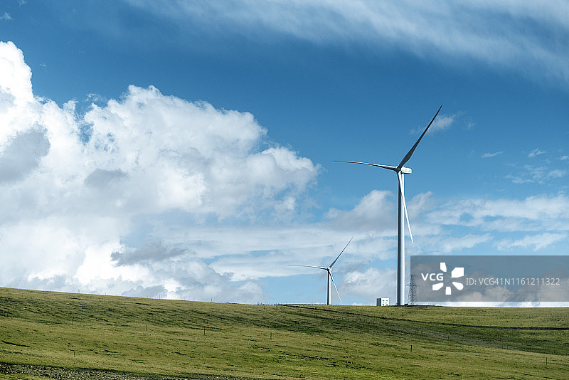 风力涡轮机在野外山丘图片素材