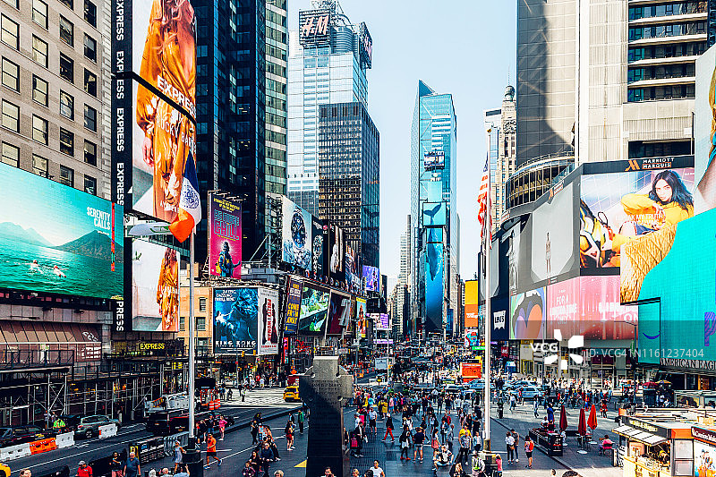多个广告牌和屏幕在时代广场，纽约，美国图片素材