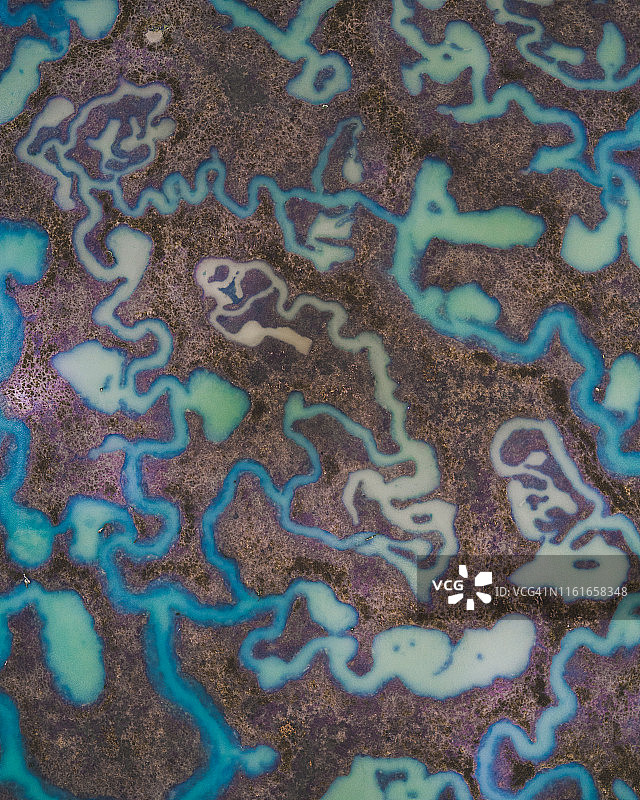 抽象无人机拍摄的水道在沼泽地，英国，英国图片素材