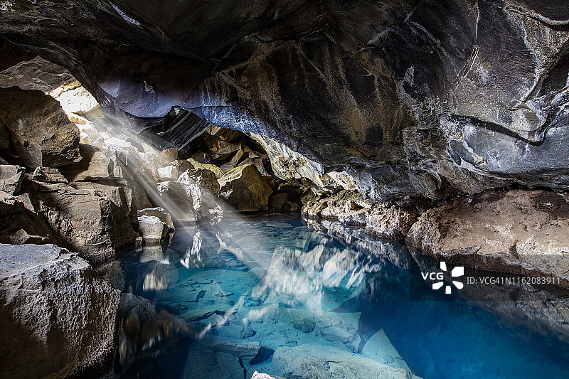 冰岛Myvatn湖附近的Grjotagja火山洞，有热水图片素材