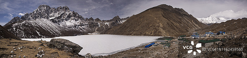 冬末的悟空村和湖，经由悟空徒步的珠峰大本营，尼泊尔图片素材