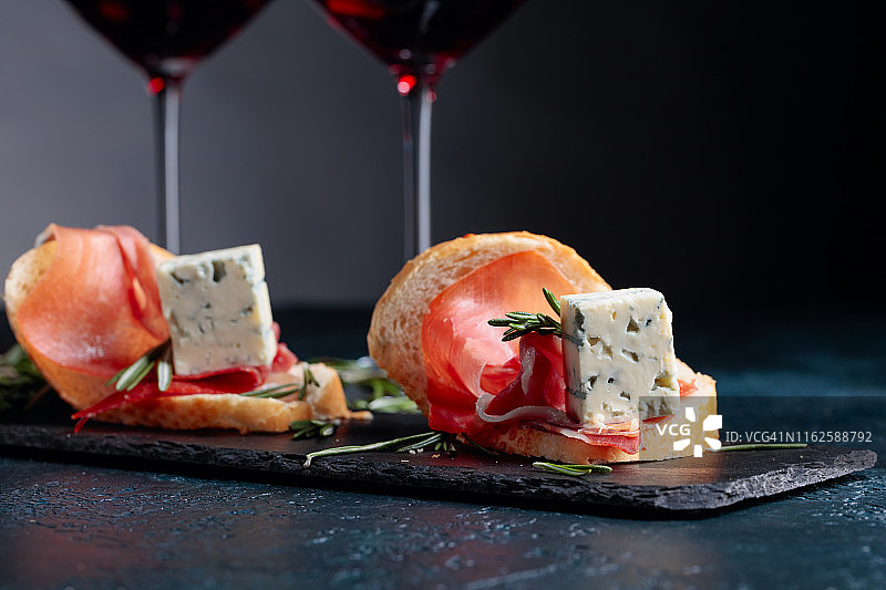 红酒搭配意大利熏火腿、蓝奶酪和迷迭香。图片素材