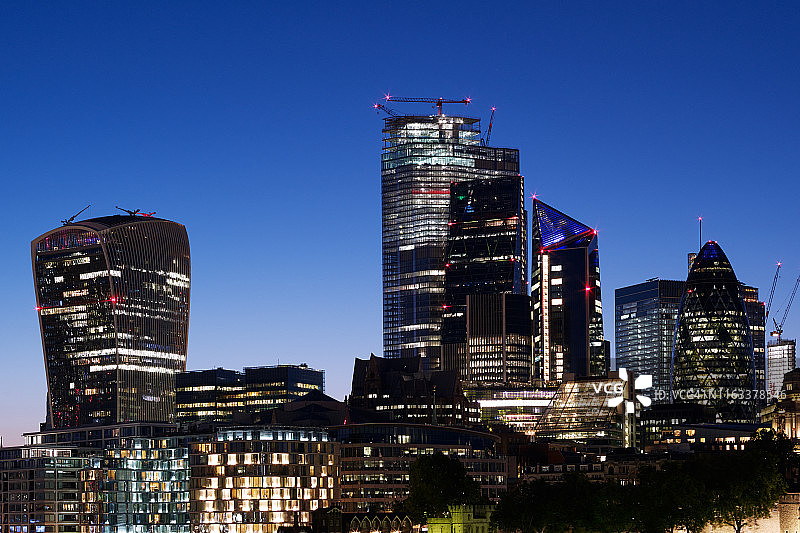 黄昏时现代伦敦的天际线和摩天大楼图片素材