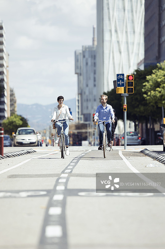 在巴塞罗那有自行车的夫妇图片素材