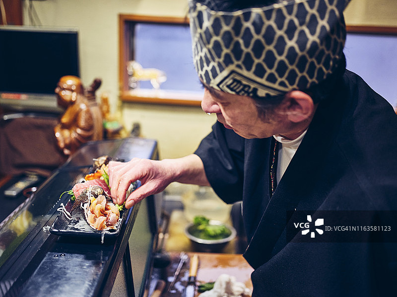 日本寿司店的寿司师傅图片素材