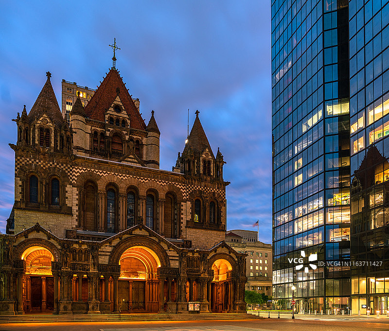 美国马萨诸塞州波士顿Copley广场三一圣公会教堂(黄昏)图片素材
