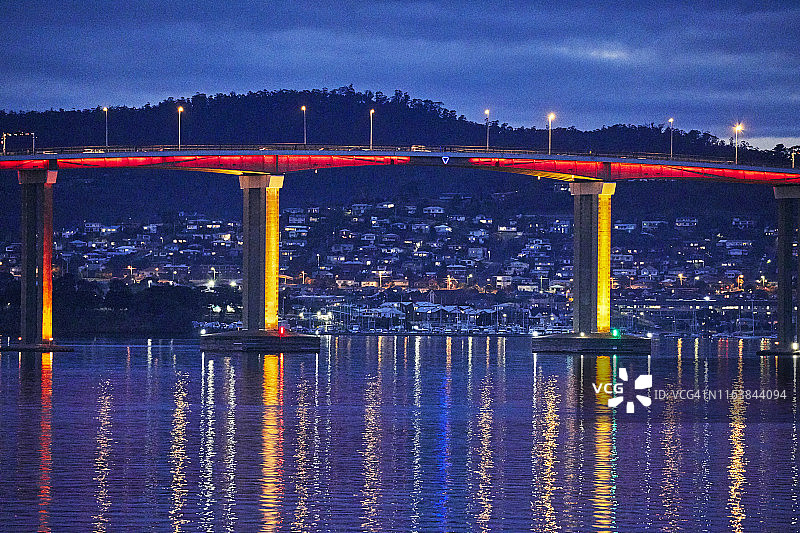 塔斯曼大桥、德文特河、山脉和夜晚的城市灯光图片素材