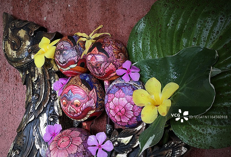 泰国图案画在椰子壳勺上，用于家庭和花园装饰。图片素材