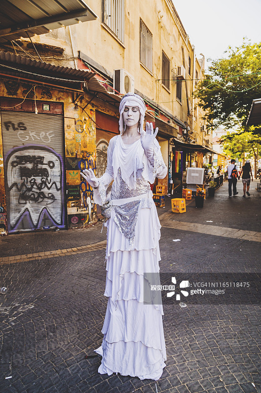 女街头艺人作为一个现场雕像表演图片素材