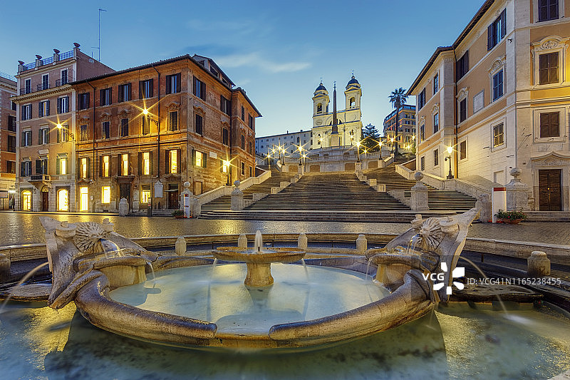 意大利罗马西班牙广场的Baraccia喷泉和西班牙台阶图片素材