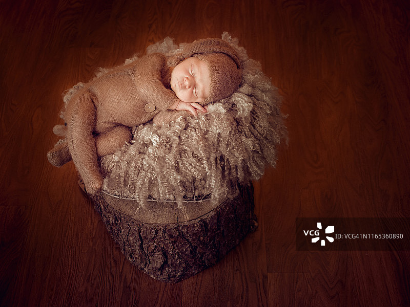 熟睡中的新生女婴穿着滑稽的衣服图片素材