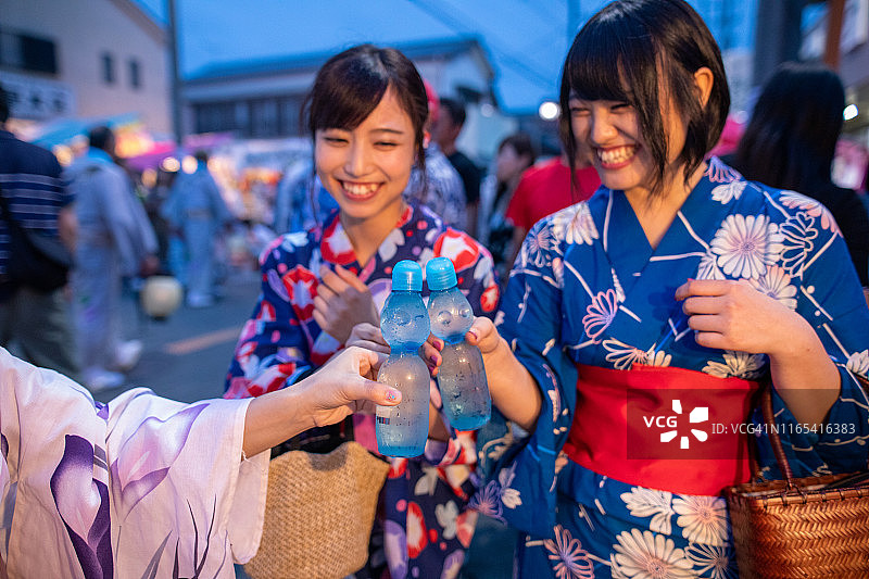 浴田的年轻女子用苏打水敬酒图片素材