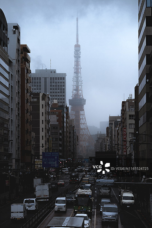 东京塔在一个雨天图片素材
