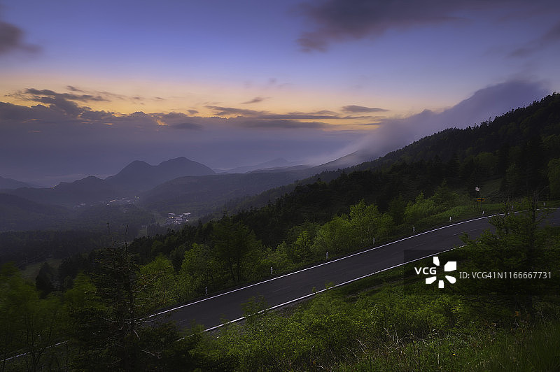 在日本长野，美丽的山景与日落路茂原山图片素材