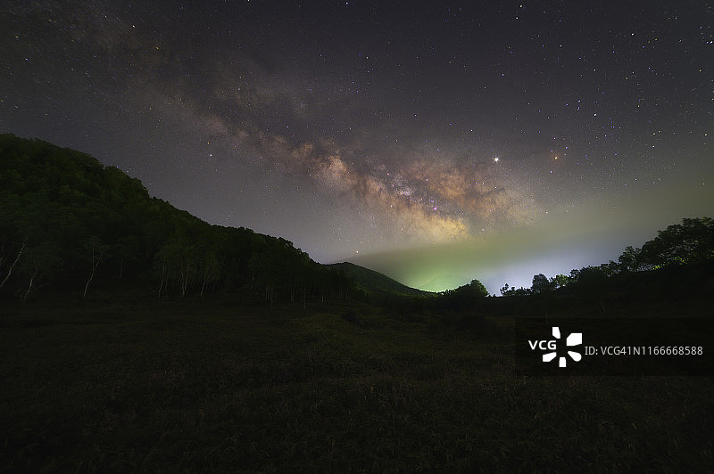 日本长野市茂崎山上清晰的银河图片素材