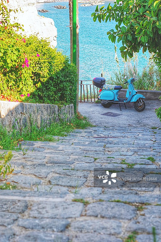 意大利伊斯基亚的房子外停着一辆绿松石色的摩托车图片素材