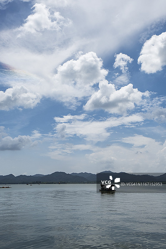 风景如画的杭州西湖，蓝天白云下的中国图片素材