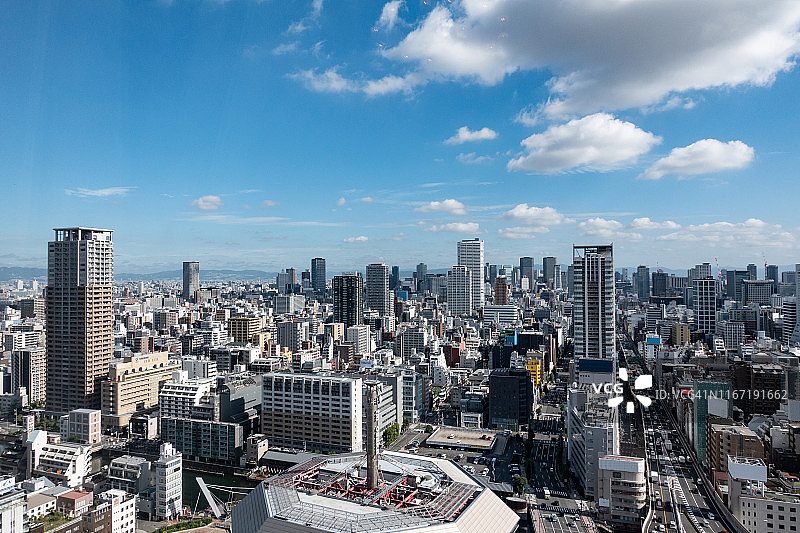夏日的云朵笼罩在大阪的城市建筑上图片素材