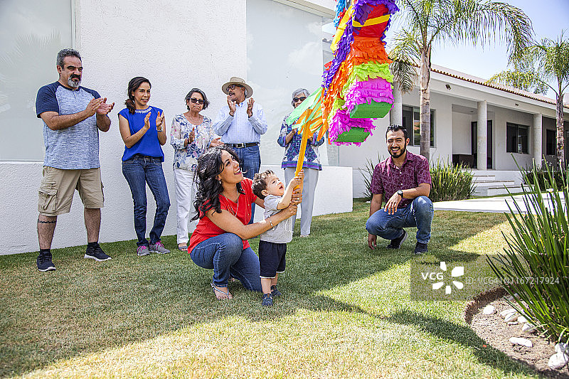 家庭聚会打破了piñata图片素材