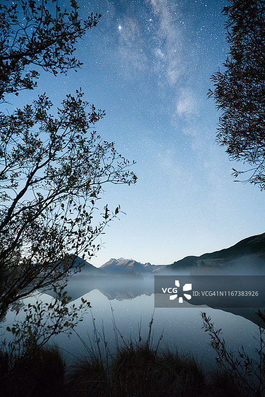 新西兰格兰诺奇湖的银河夜景。图片素材