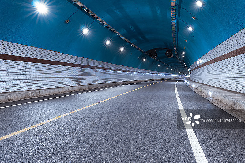 一条空荡荡的柏油路隧道图片素材