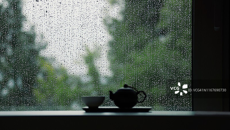 有雨的窗边有茶壶和茶杯图片素材