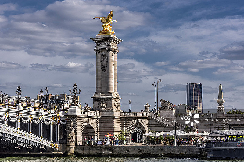 法国，巴黎第七区，亚历山大三世桥和塞纳河畔亚历山大三世小酒馆的驳船图片素材