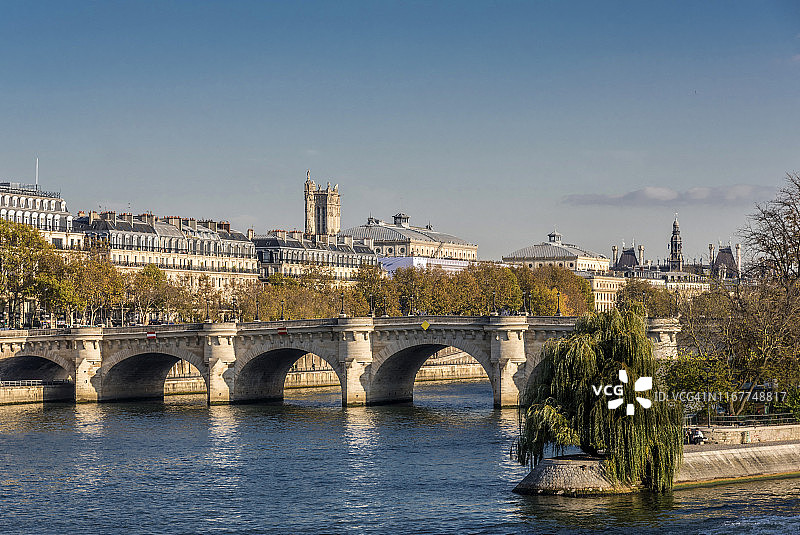 法国，巴黎，第一区，塞纳河上的新桥，Cite岛顶端的Vert Galant广场，Quai de la meisserie和圣雅克旅游在背景中。图片素材